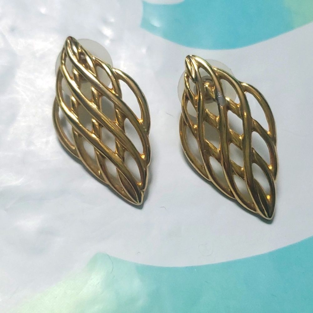 Vintage Y2K Gold Tone Diamond Shaped Open Weave Earrings